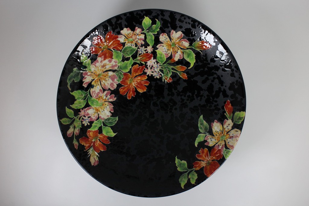Tray with pedestal