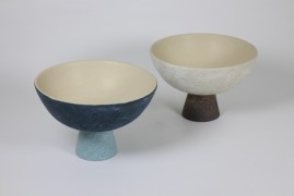 Tray with pedestal