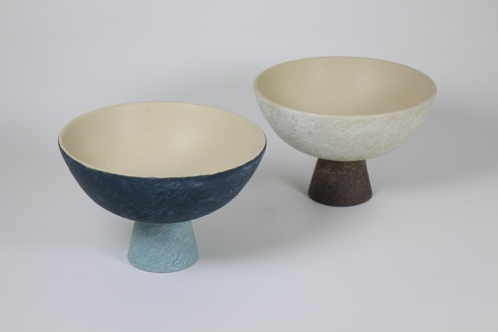 Tray with pedestal