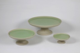 Tray with pedestal