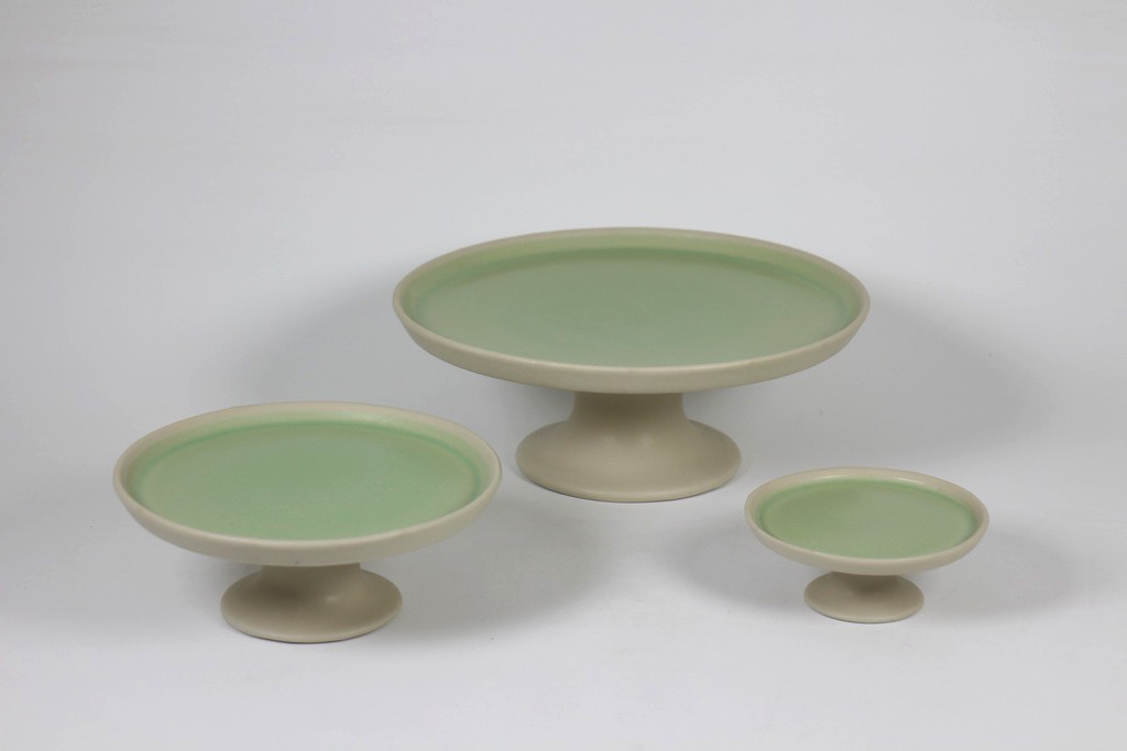 Tray with pedestal