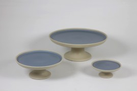Tray with pedestal