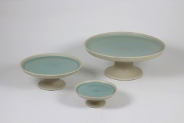 Tray with pedestal