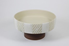Tray with pedestal