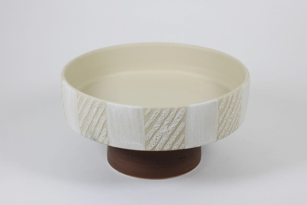 Tray with pedestal