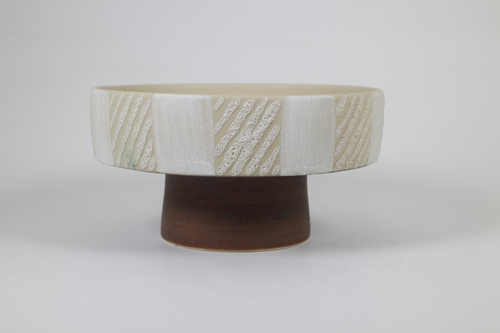 Tray with pedestal