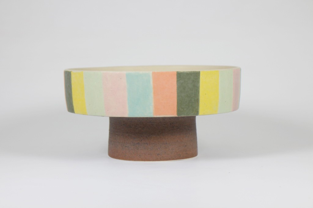 Tray with pedestal