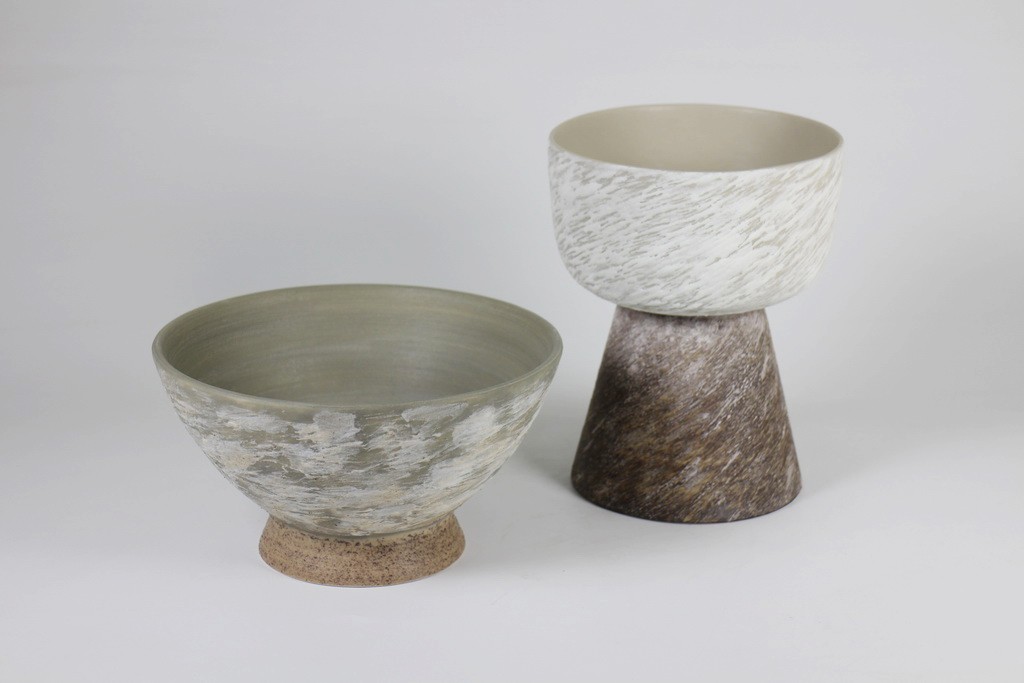 Tray with pedestal
