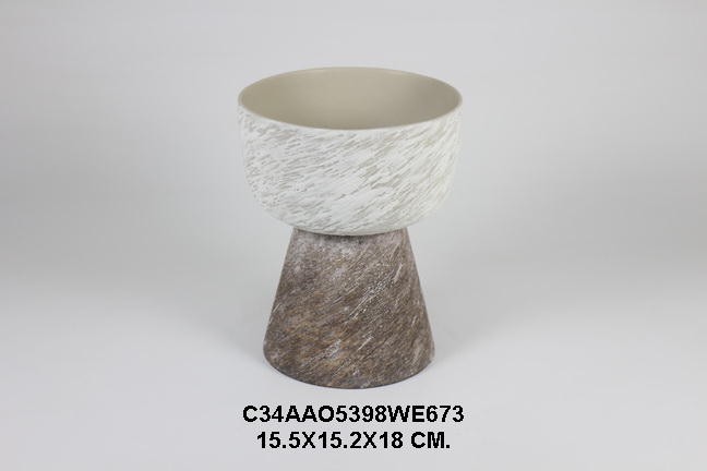 Tray with pedestal