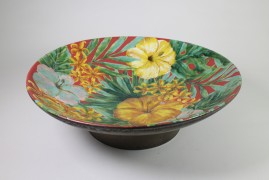 Tray with pedestal