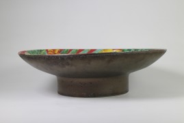 Tray with pedestal