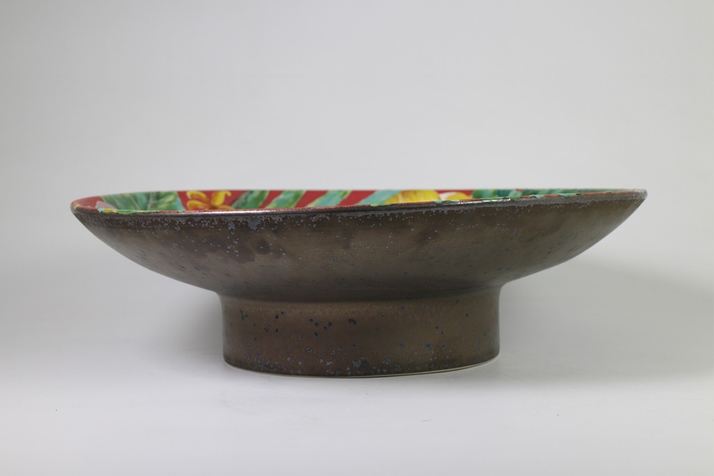 Tray with pedestal