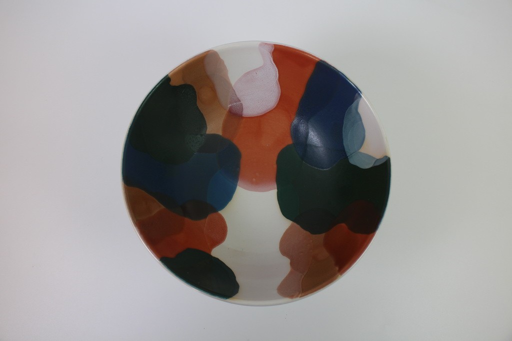 Tray with pedestal