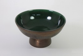 Tray with pedestal