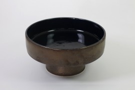 Tray with pedestal