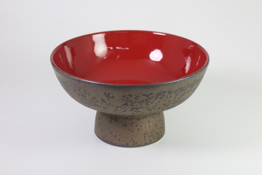 Tray with pedestal