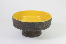 Tray with pedestal