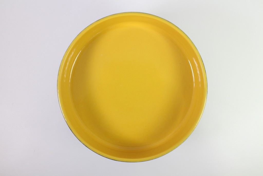 Tray with pedestal