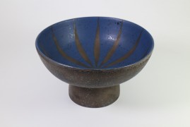Tray with pedestal