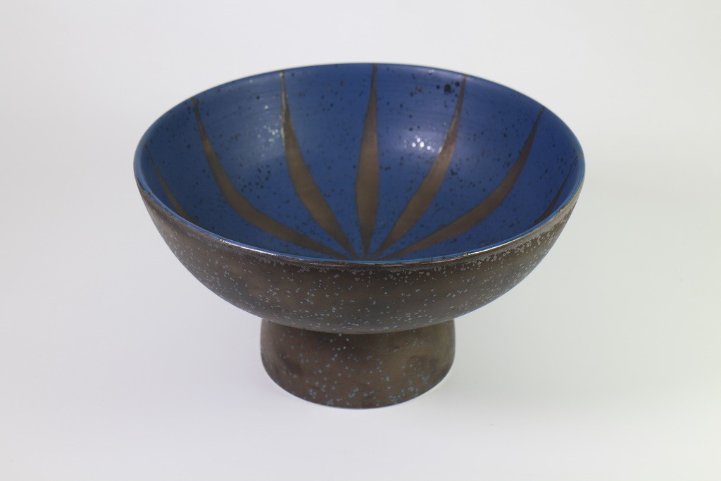 Tray with pedestal