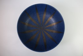 Tray with pedestal