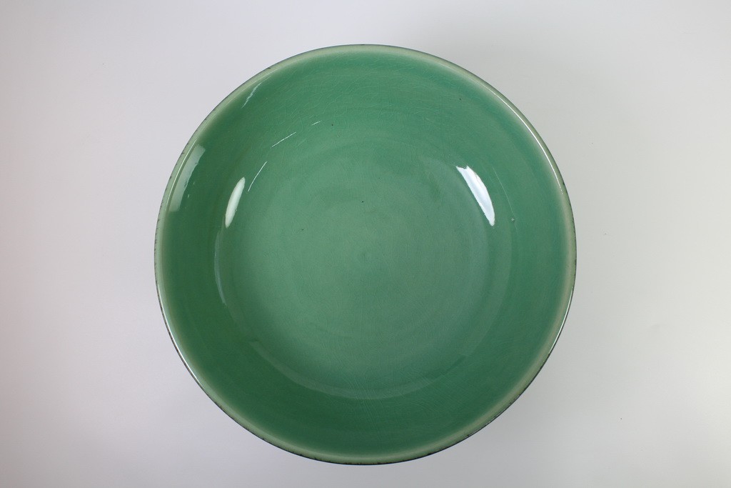 Tray with pedestal