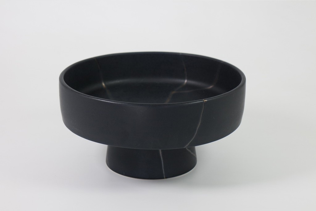 Tray with pedestal