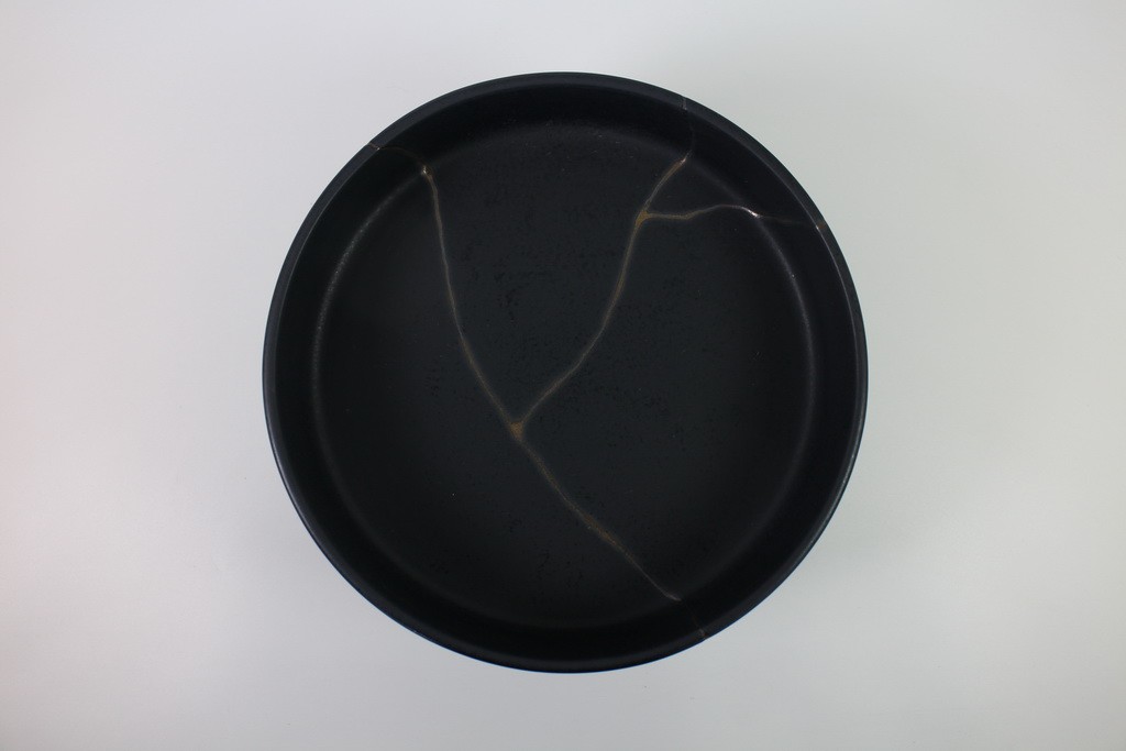 Tray with pedestal