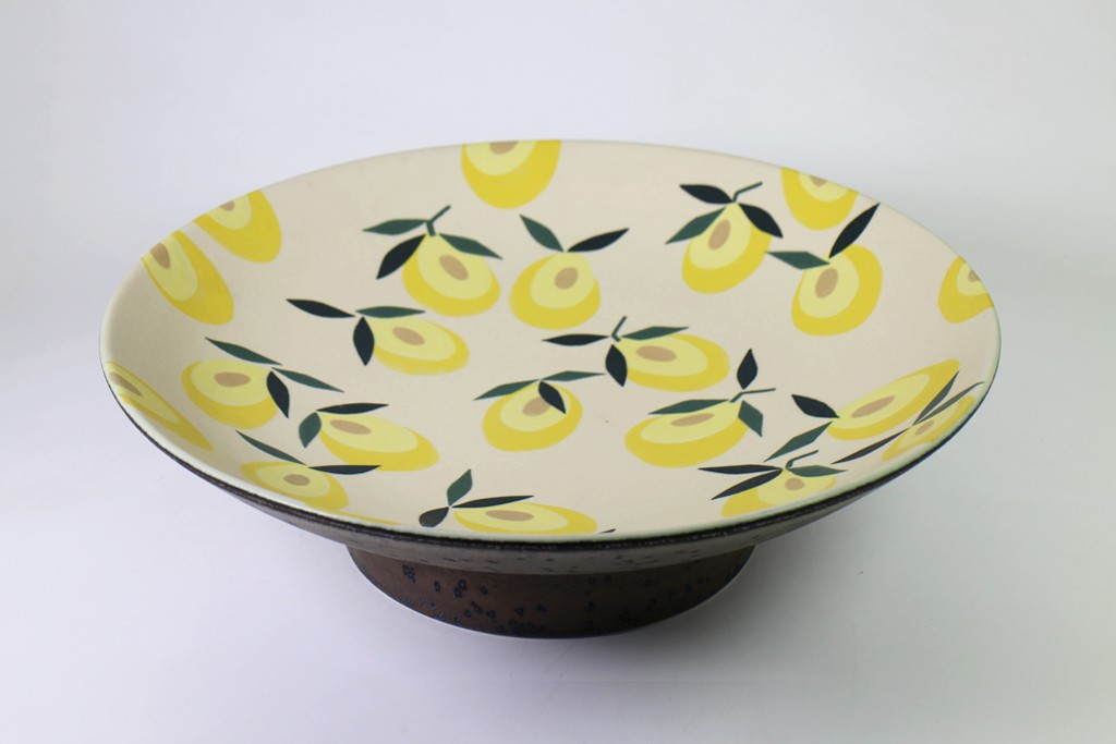 Tray with pedestal