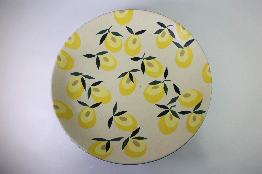Tray with pedestal