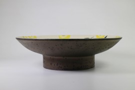 Tray with pedestal