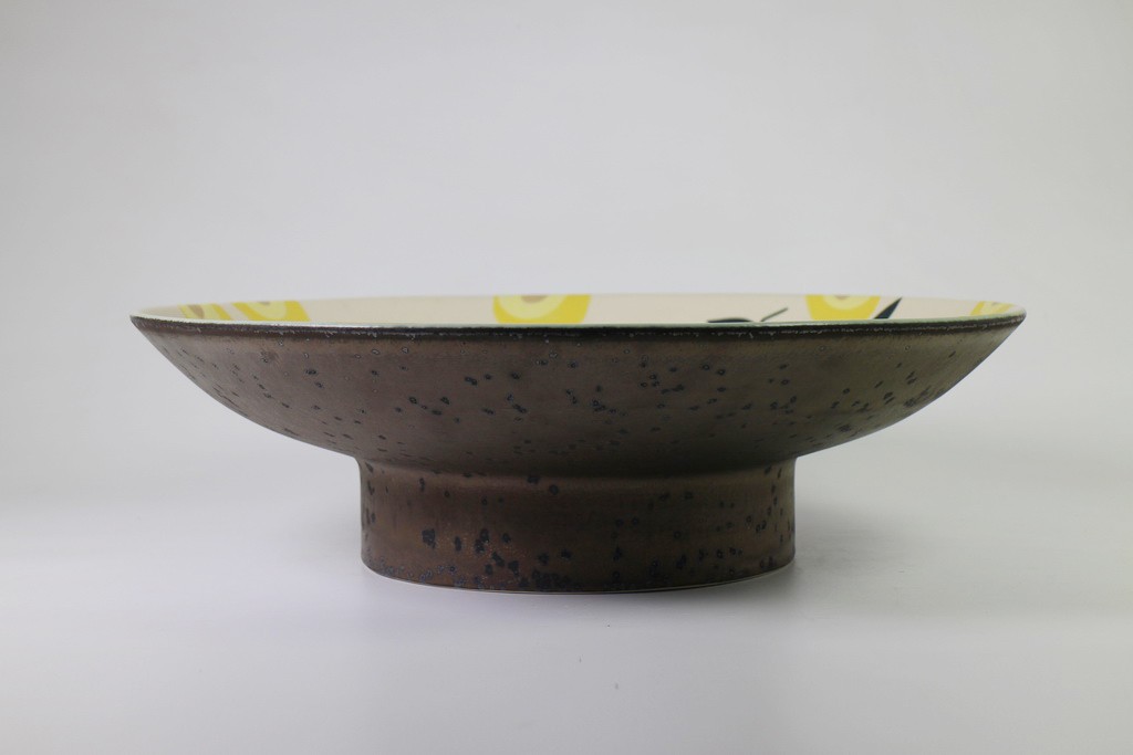 Tray with pedestal