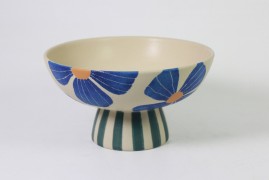 Tray with pedestal