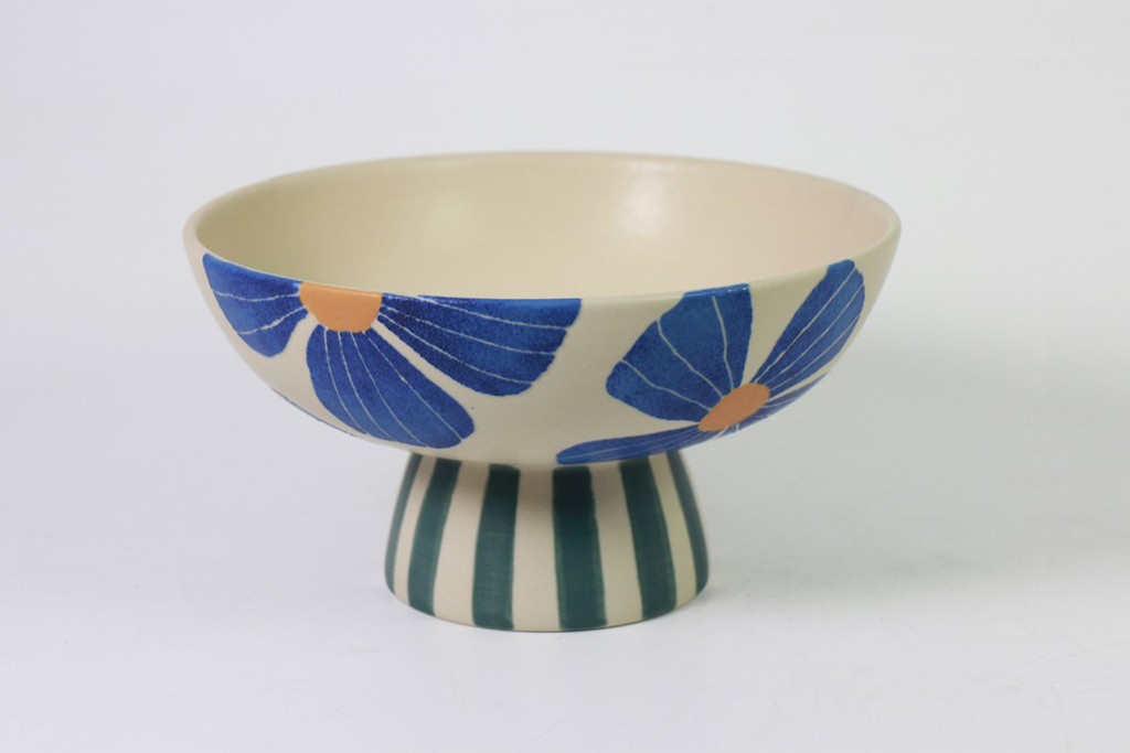 Tray with pedestal