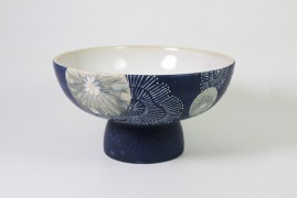 Tray with pedestal