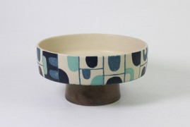 Tray with pedestal