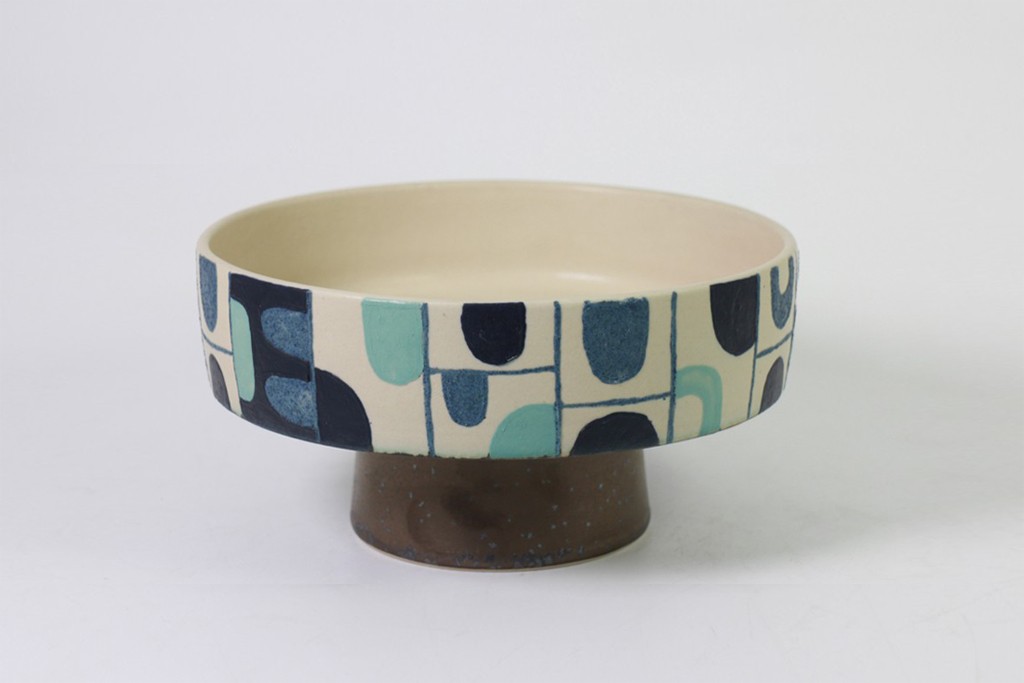 Tray with pedestal