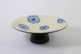 Tray with pedestal