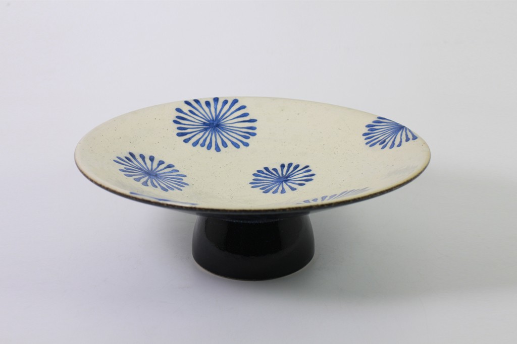 Tray with pedestal