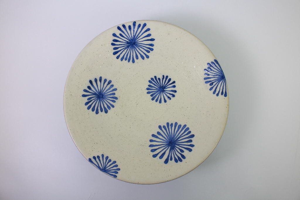 Tray with pedestal