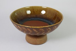 Tray with pedestal