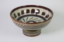 Tray with pedestal