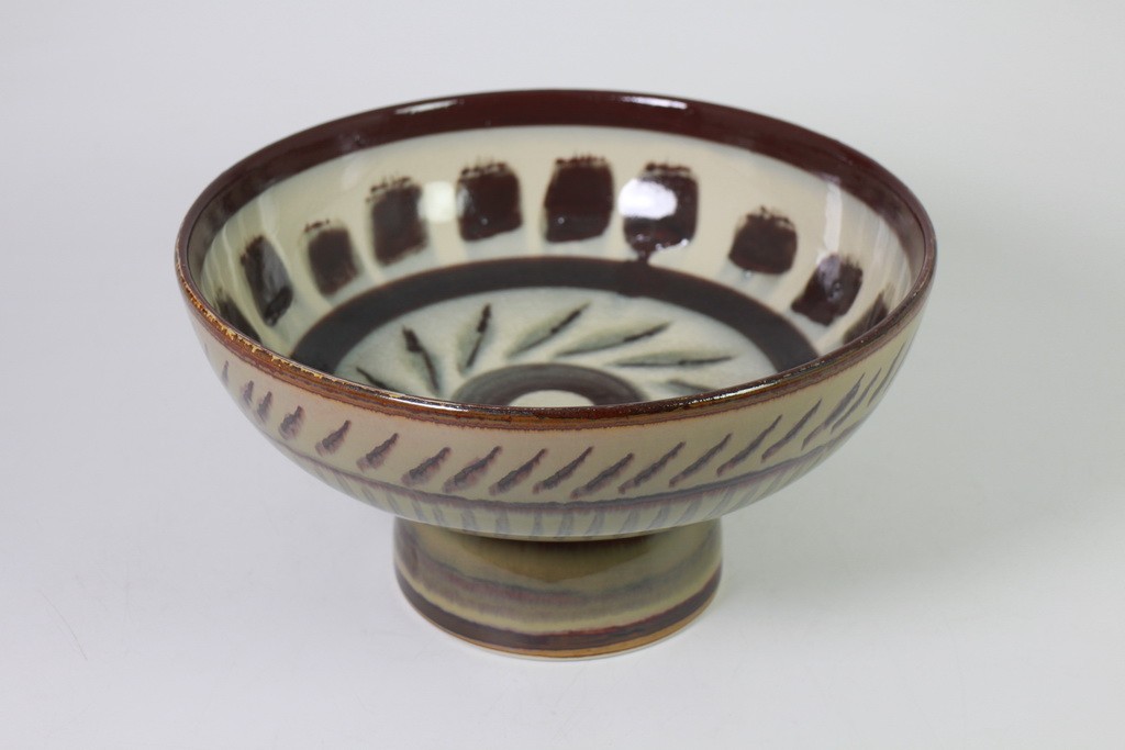 Tray with pedestal