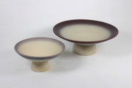 Tray with pedestal