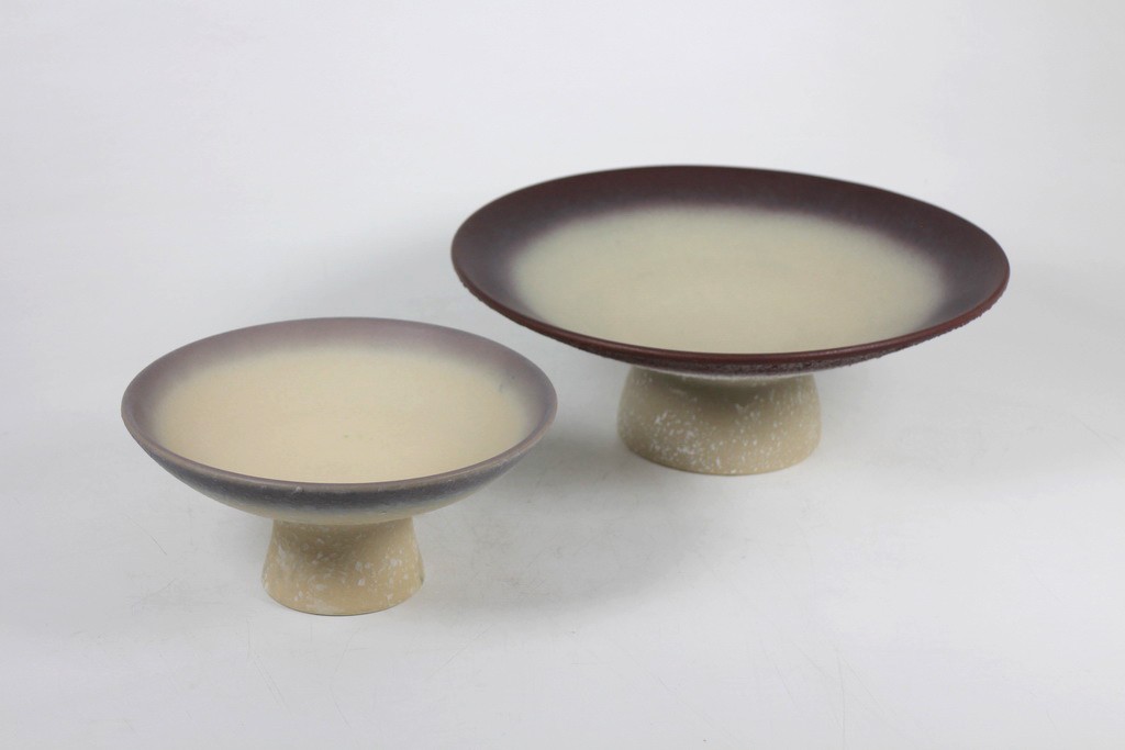 Tray with pedestal