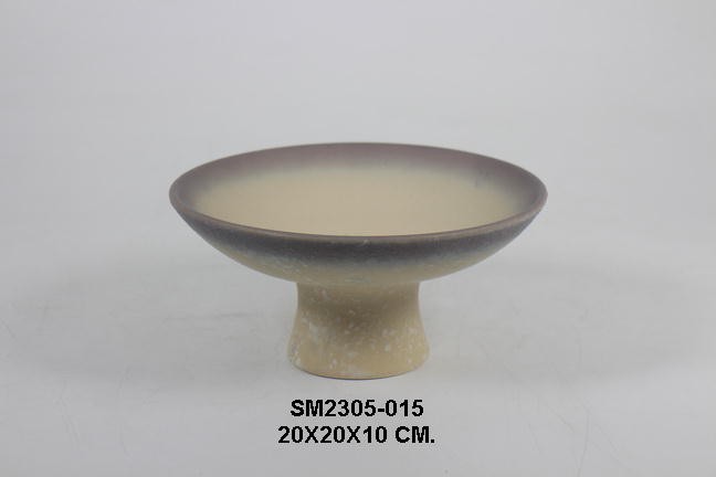 Tray with pedestal