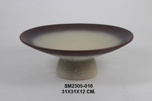 Tray with pedestal