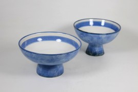 Tray with pedestal