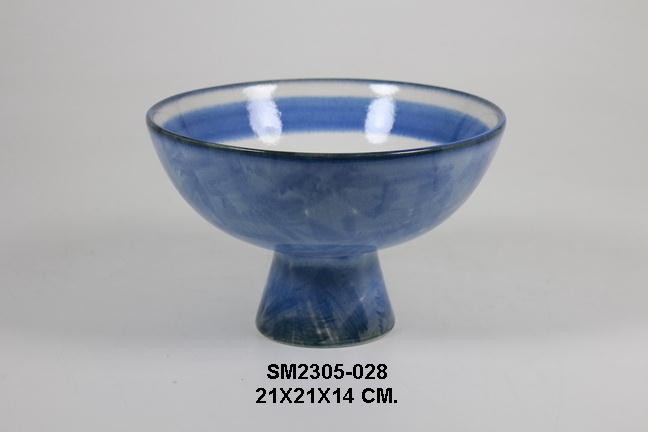 Tray with pedestal