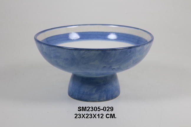 Tray with pedestal